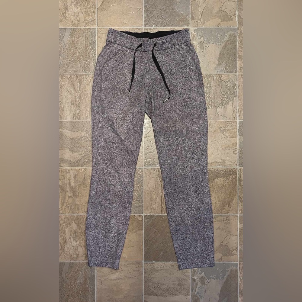 Lululemon On The Fly Pant / Jogger Pink and Gray Print - Like New Condition Sz 2
